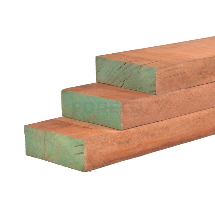 Houthandel Smets, Azobé balkhout Azobé hout Azobé palen en balken hardhout balken tropisch hardhout duurzaam hardhout hout voor beschoeiing hout voor damwand hout voor bruggen en steigers balkhout voor buiten